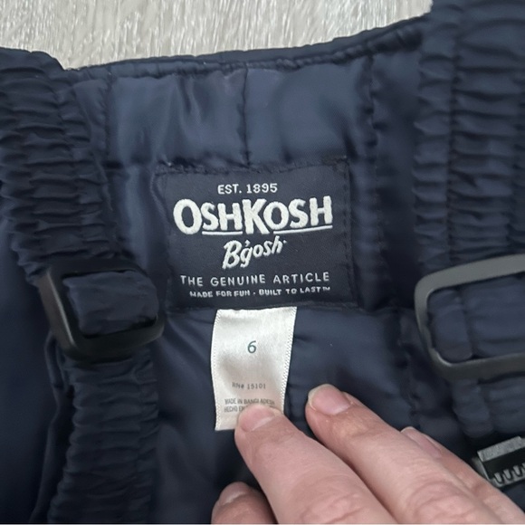 Oshkosh B’gosh Snowbib Size 6 - Picture 2 of 3
